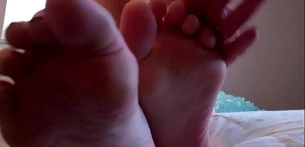  I can make you cum using just my feet